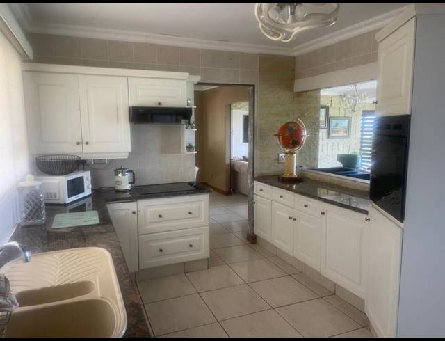 6 BEDROOM HOUSE FOR SALE IN SALT ROCK